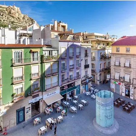 Apartment Centrally-located, Spacious Flat At Historic Centre & Short Walk To