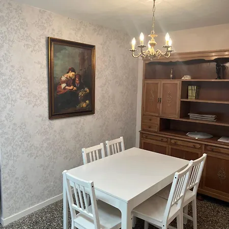 Centrally-located, Spacious Flat At Historic Centre & Short Walk To Apartment