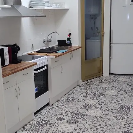 Apartment Centrally-located, Spacious Flat At Historic Centre & Short Walk To