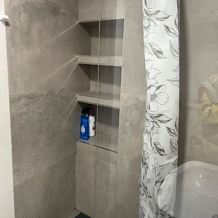 Apartment Centrally-located, Spacious Flat At Historic Centre & Short Walk To