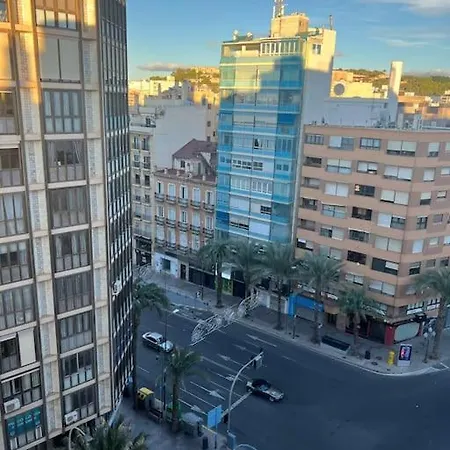 Apartamento Centrally-located, Spacious Flat At Historic Centre & Short Walk To
