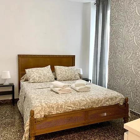 Apartment Centrally-located, Spacious Flat At Historic Centre & Short Walk To
