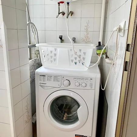Centrally-located, Spacious Flat At Historic Centre & Short Walk To Apartment *