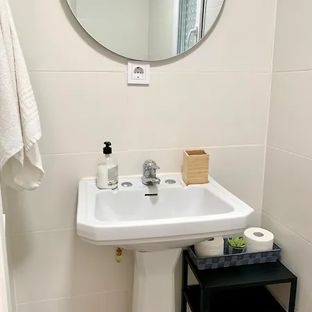 Apartment Centrally-located, Spacious Flat At Historic Centre & Short Walk To *