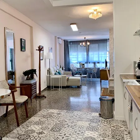 Centrally-located, Spacious Flat At Historic Centre & Short Walk To Apartment Alicante