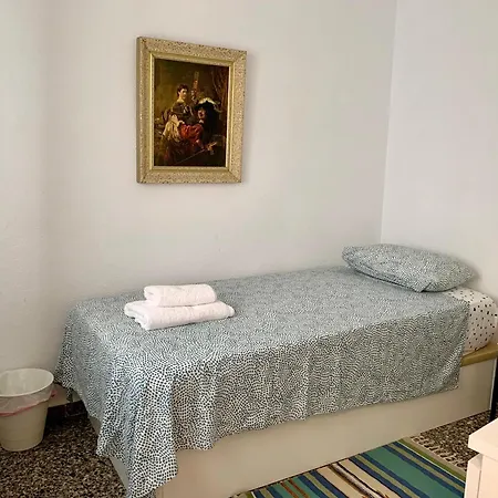 Centrally-located, Spacious Flat At Historic Centre & Short Walk To Apartment