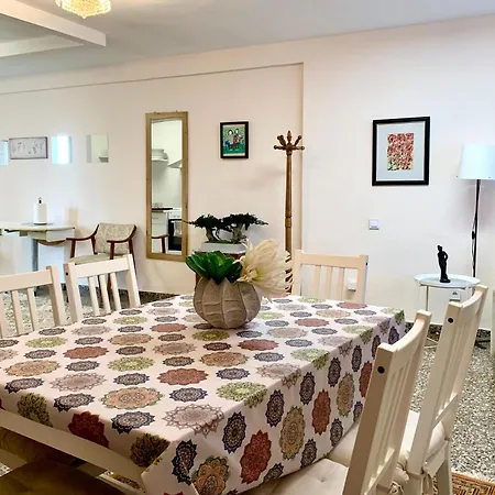 Apartment Centrally-located, Spacious Flat At Historic Centre & Short Walk To