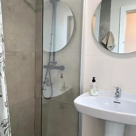 Apartment Centrally-located, Spacious Flat At Historic Centre & Short Walk To *