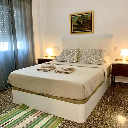 Centrally-located, Spacious Flat At Historic Centre & Short Walk To Apartment