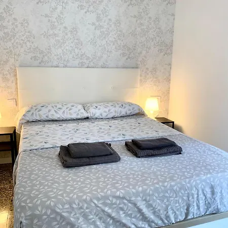 Apartment Centrally-located, Spacious Flat At Historic Centre & Short Walk To Alicante