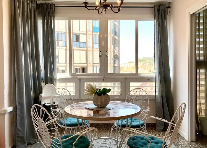 Centrally-located, Spacious Flat At Historic Centre & Short Walk To Apartament
