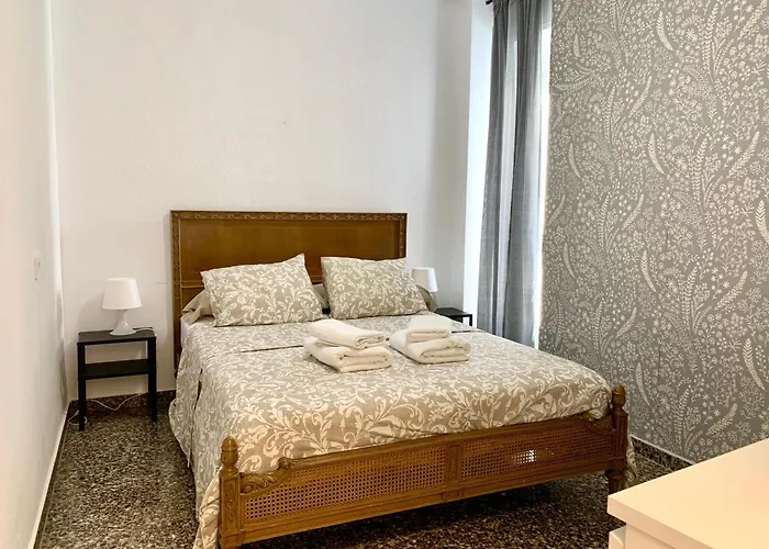 Apartament Centrally-located, Spacious Flat At Historic Centre & Short Walk To
