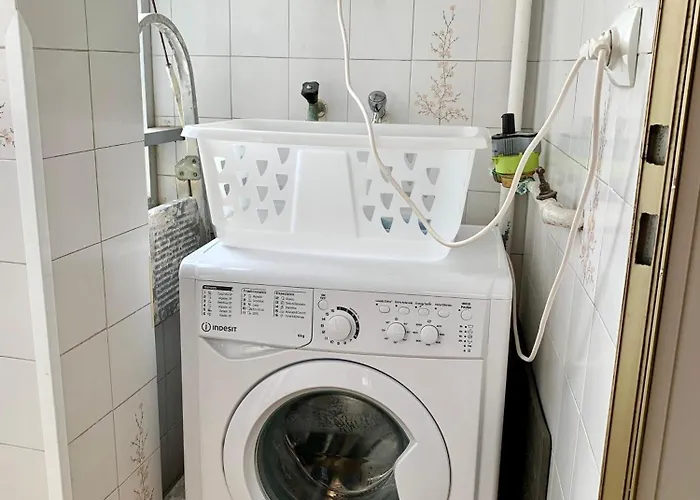 Centrally-located, Spacious Flat At Historic Centre & Short Walk To Apartament *