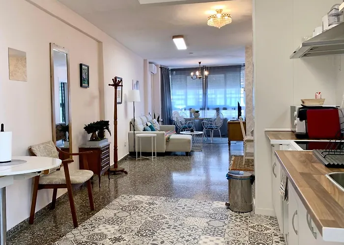 Centrally-located, Spacious Flat At Historic Centre & Short Walk To Apartament Alicante