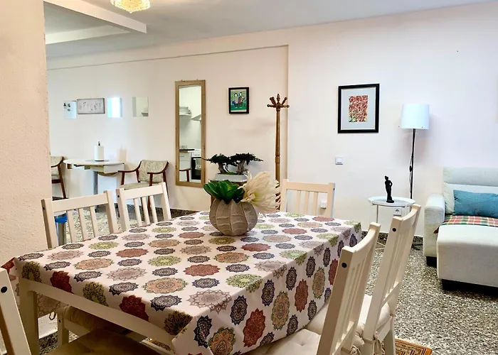 Apartament Centrally-located, Spacious Flat At Historic Centre & Short Walk To