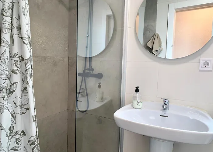Apartament Centrally-located, Spacious Flat At Historic Centre & Short Walk To *