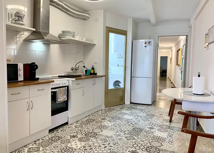 Centrally-located, Spacious Flat At Historic Centre & Short Walk To Alicante
