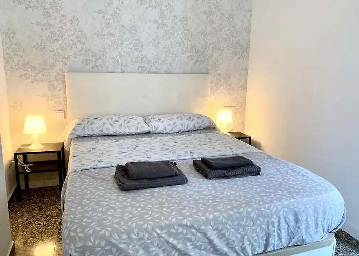 Apartament Centrally-located, Spacious Flat At Historic Centre & Short Walk To Alicante