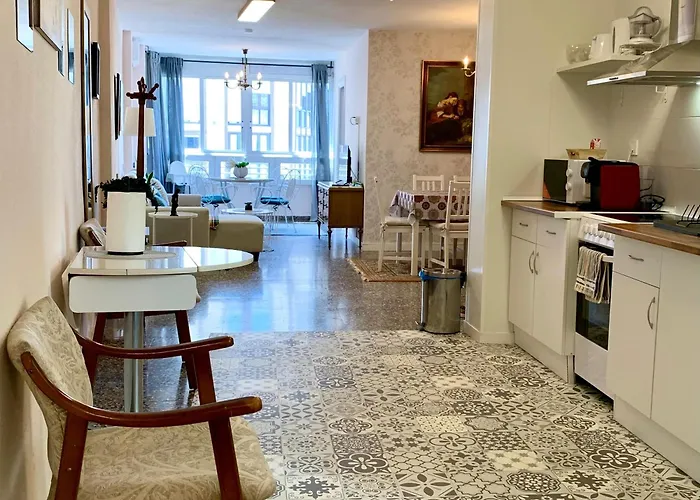 Centrally-located, Spacious Flat At Historic Centre & Short Walk To *