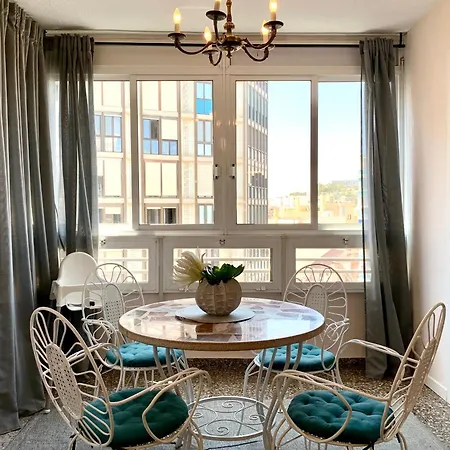Centrally-located, Spacious Flat At Historic Centre & Short Walk To Apartmán
