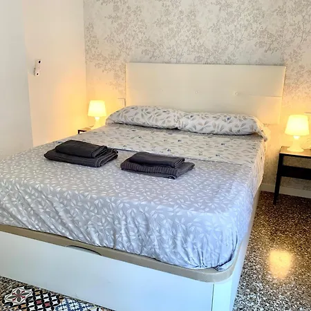 Centrally-located, Spacious Flat At Historic Centre & Short Walk To Alicante
